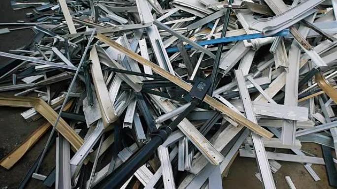 回收工厂院子里有很多抽象的各种垃圾