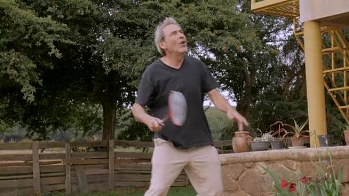 60多岁的活跃老人慢动作打羽毛球