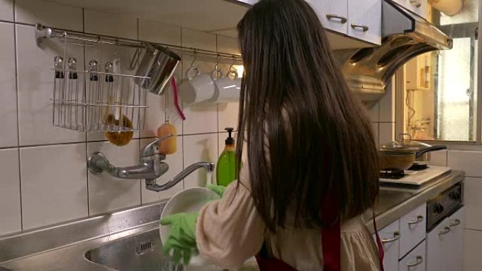 亚裔美国女孩快乐地做洗碗家务