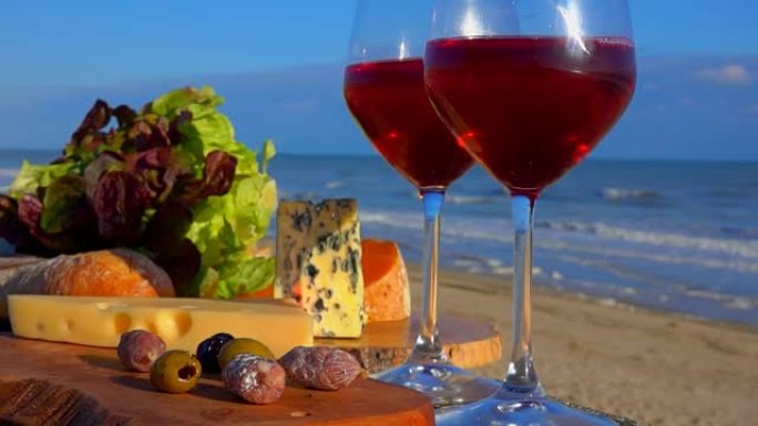 在大西洋海岸野餐，搭配奶酪和葡萄酒