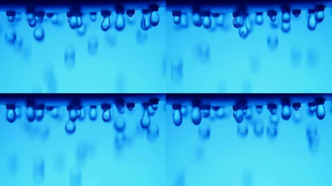 蓝色浴室的淋浴喷头上爆笑的水团