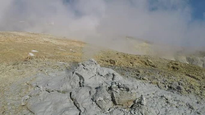 地热活动-热气和蒸汽的火山泥孔发射云