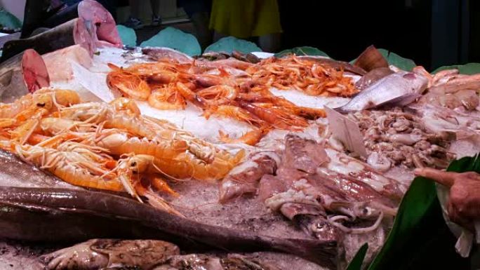 西班牙巴塞罗那的La Boqueria冰上市场上的海鲜关闭。海鲜螃蟹龙虾鱿鱼虾小龙虾牡蛎贻贝贝壳在西