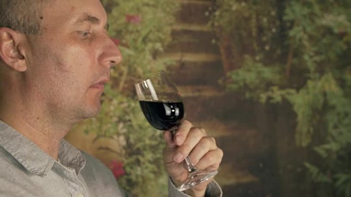 侍酒师在玻璃和品尝中闻到红酒的味道。红酒品尝