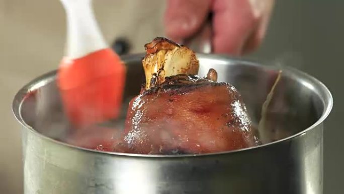 烹饪猪肉，酱刷。