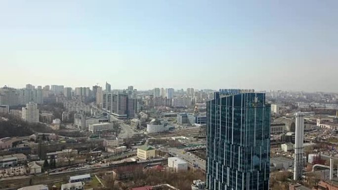 乌克兰基辅-2018年4月7日: DTEK商务中心大楼的无人机和基辅城市春季景观背景下的三星标志标志