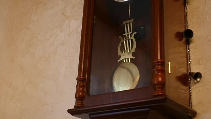 墙上的老式钟