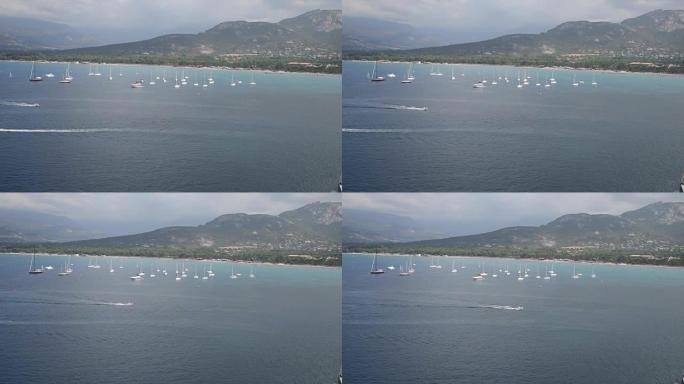 意大利波托菲诺海滩附近的许多船只
