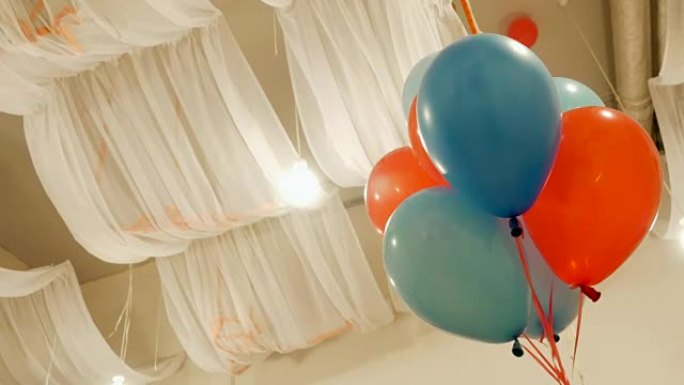 节日上的彩色氦气球