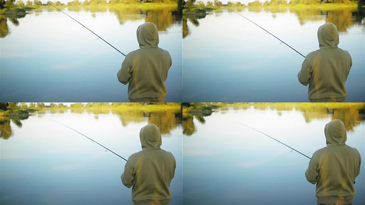 春天，鱼人在湖上钓鱼。孤独的垂钓者独自呆在大自然的包围下。他休息了