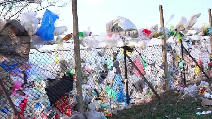 垃圾填埋场附近的金属围栏覆盖塑料袋