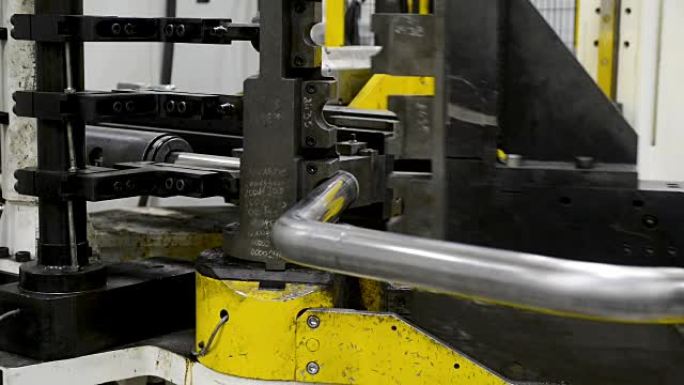 现代工厂的机器人弯管