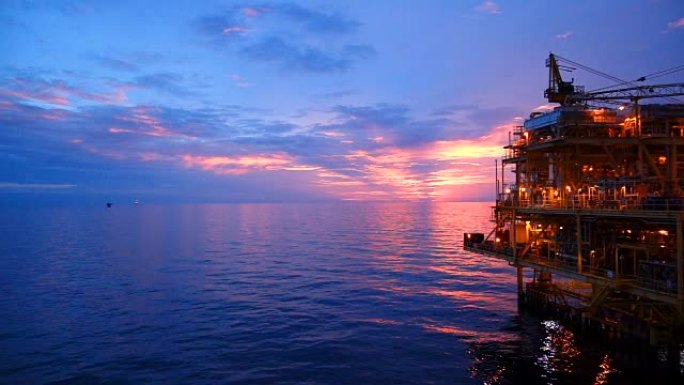 海上油气平台的慢动作，中央处理平台在日落时间产生的原料气和凝析油或原油，然后将天然气输送到陆上炼油厂