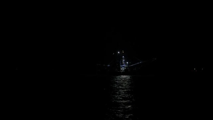 虾拖网渔船在夜间航行的全景