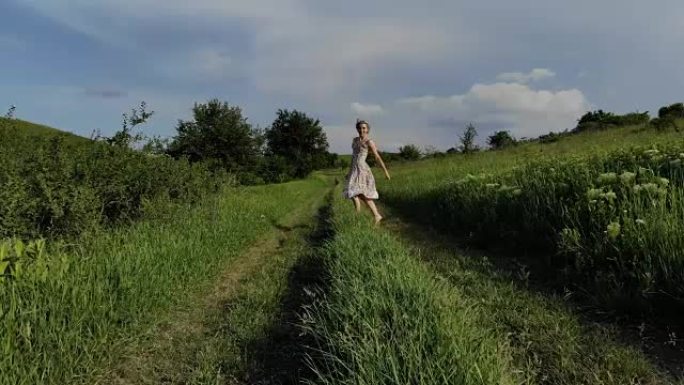 开朗的年轻女孩赤脚走在乡间小路上。拍摄于马维克航空4k 100kbps
