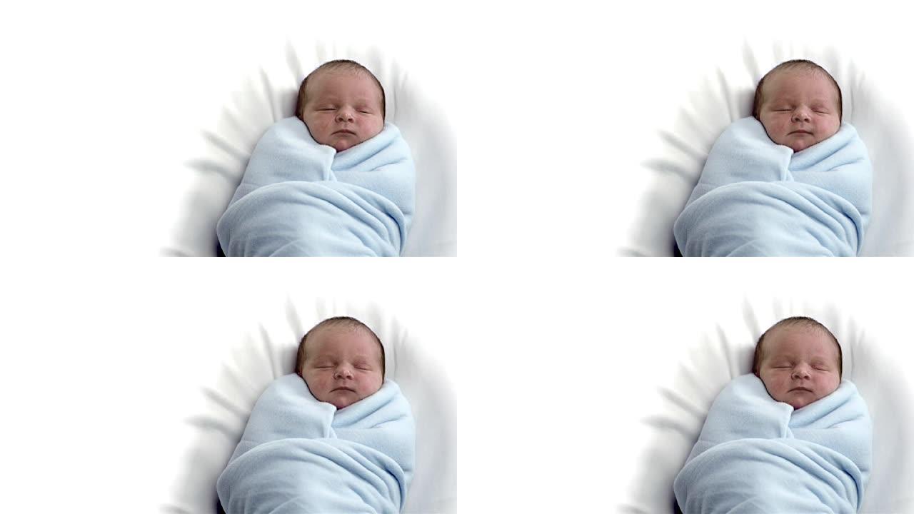 一个刚出生的婴儿裹在蓝色毯子里休息。