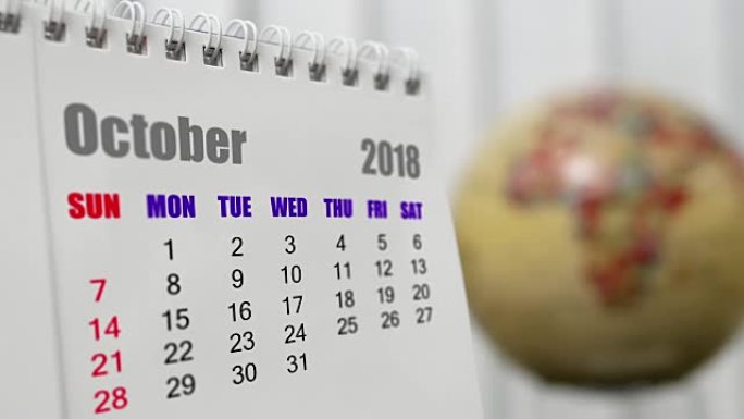 带模糊地球转动背景的2018年10月日历的运动