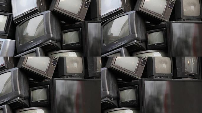 旧电视电子垃圾，垃圾，垃圾。回收概念和环境主题博览会中的破碎电视堆叠节目。有利于背景标题，结束信用