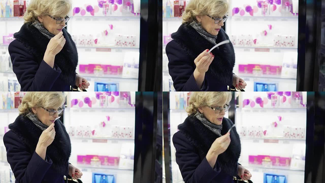 一名中年妇女在商店里选择香水