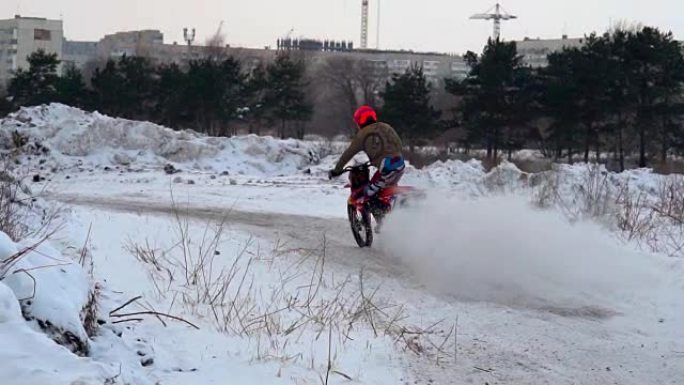 慢动作: 运动员赛车手在极端道路上快速骑摩托车。赛道非常不平坦。