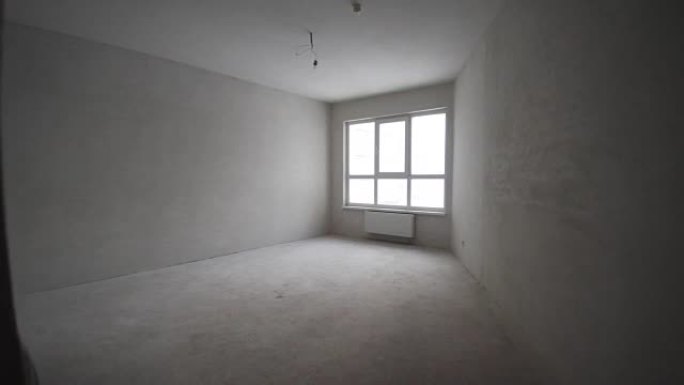 装修内部。夹。带窗户和混凝土地板的空白白色墙壁