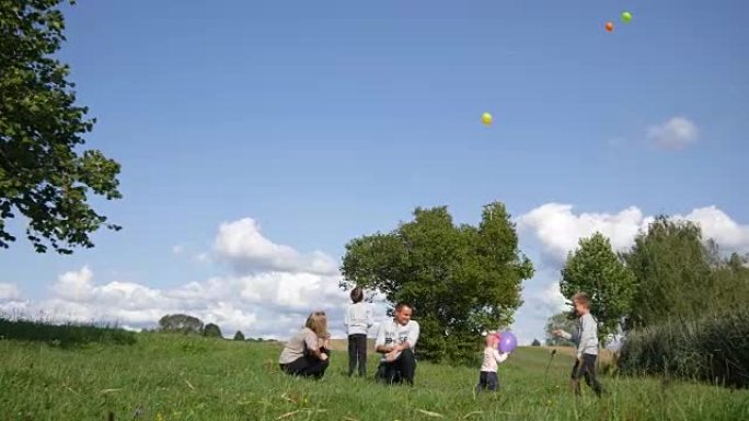 家庭在草坪上发射气球