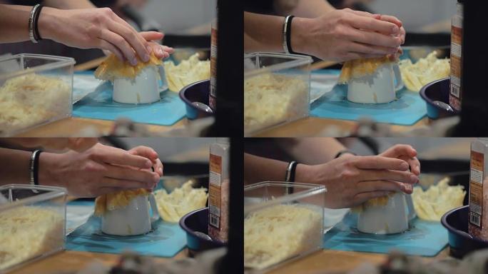 慢动作烹饪: 用杯底从奶酪中过滤油
