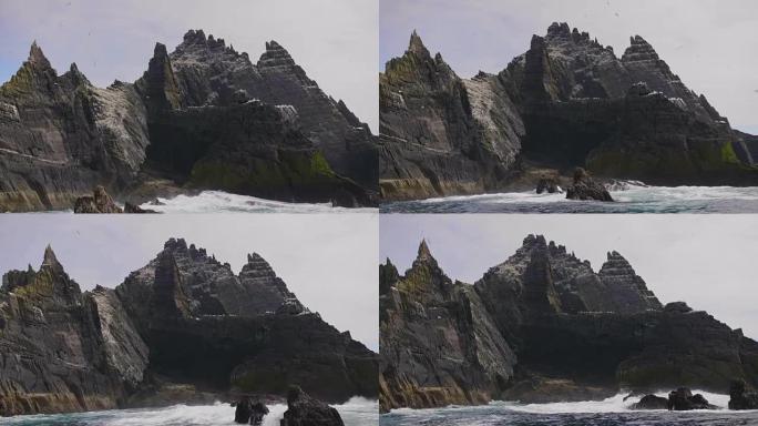 斯凯利格·迈克尔岛 (Skellig Michael Island) 和海浪撞击其多岩石的海岸
