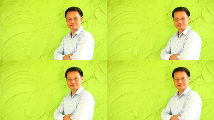 绿色墙的泰国男子