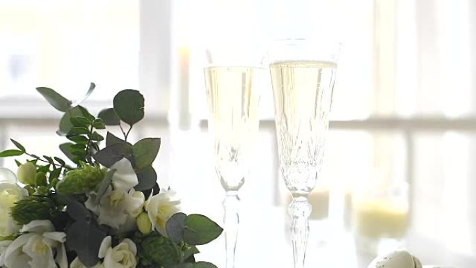 两杯水晶香槟和一杯婚礼花束