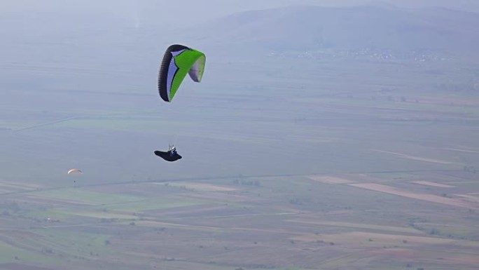 滑翔伞在绿色景观上滑翔伞
