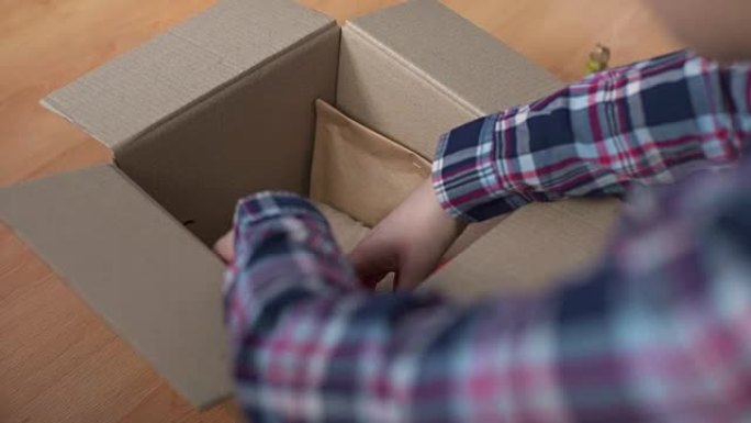 女人在家里打开送餐盒