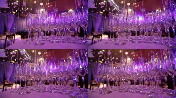 酒保为香槟和葡萄酒准备的桌子上的干净玻璃杯，餐厅桌子上的香槟玻璃杯，节日餐桌上的香槟玻璃杯