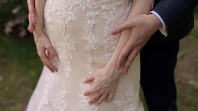 男人的手抚摸女人的手，特写。