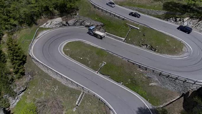 山蛇形公路的鸟瞰图，卡车和汽车在之字形上行驶，在欧洲瑞士4K