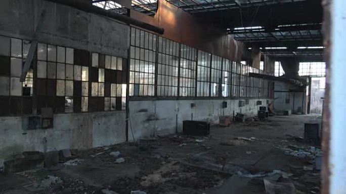 东欧的旧工厂被毁