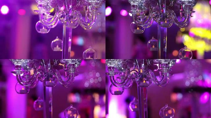 婚礼装饰，带玻璃烛台的白蜡烛台，派对背景，餐厅，室内，特写