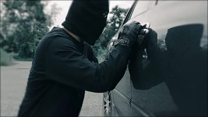 小偷在停车场偷了一辆汽车闯入警报