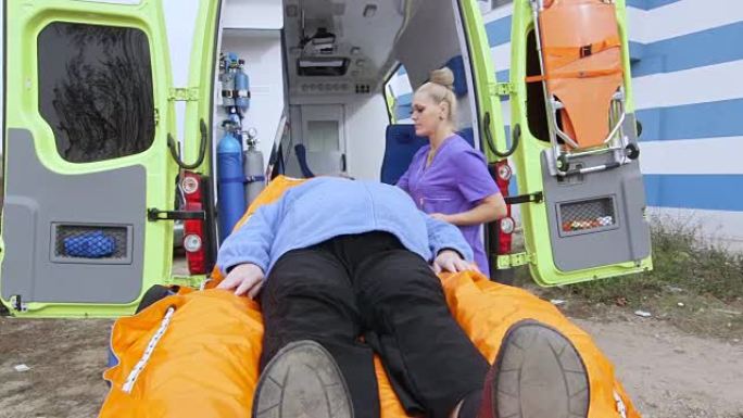 EMT专业人员提供紧急或非紧急运输。