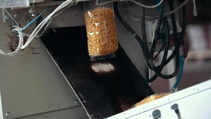 食品制造.用塑料袋包装通心粉
