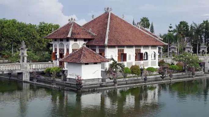 Taman Ujung水上宫，坐落在海洋附近，由印度尼西亚巴厘岛美丽的热带花园装饰。