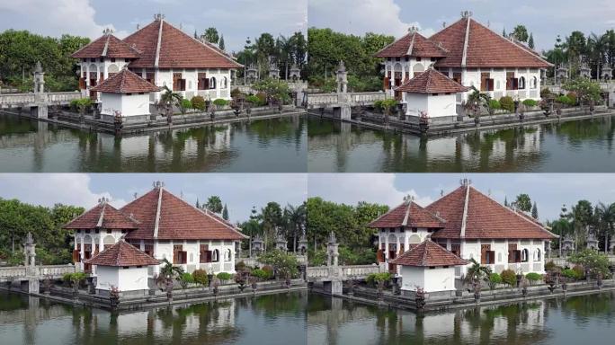 Taman Ujung水上宫，坐落在海洋附近，由印度尼西亚巴厘岛美丽的热带花园装饰。