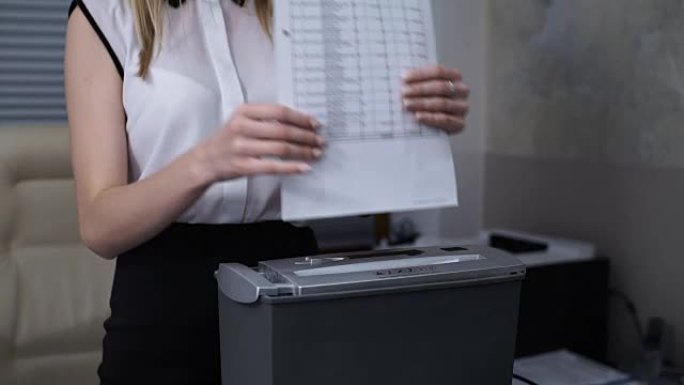 员工销毁文件。性感秘书帮老板毁纸