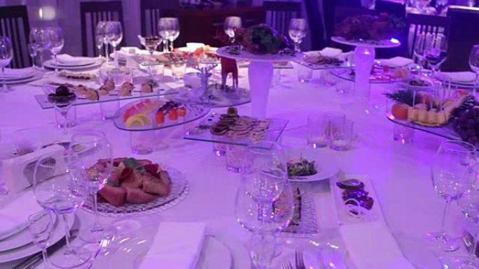餐厅宴会桌上的水果和食物，宴会桌上的菠萝和葡萄束，宴会厅的装饰，餐厅内部