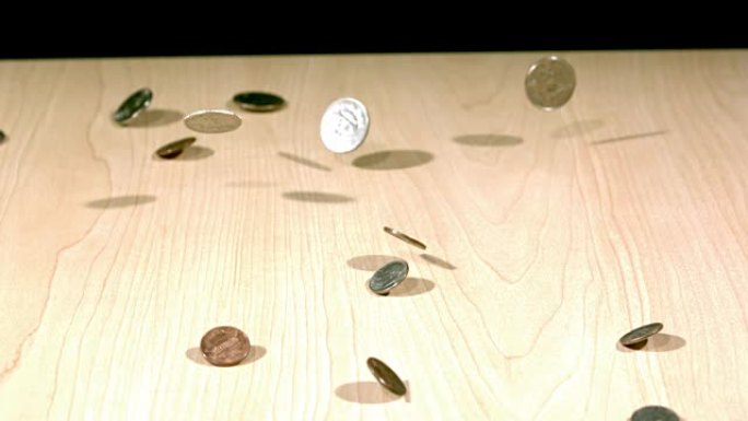 慢动作硬币在桌子上弹跳