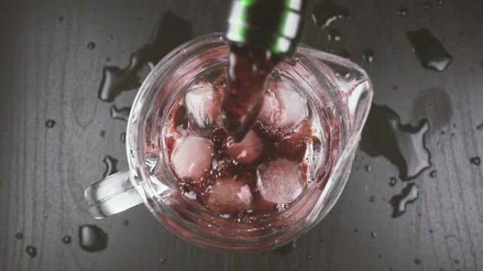 将红酒倒入水和冰的水器中