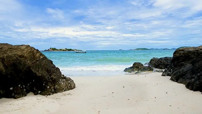 萨马桑岛有蓝色大海的白色沙滩