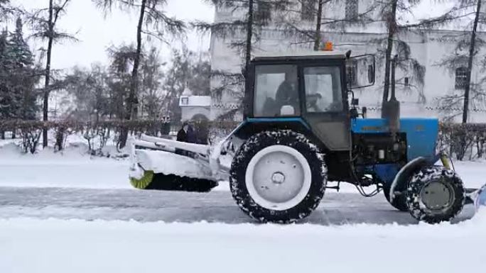 小蓝雪犁清除伊尔库茨克街头积雪