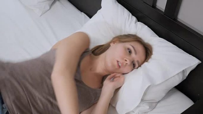 女人躺在床上感到不舒服，动荡不安