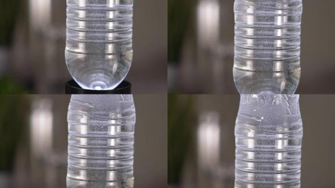 气泡漂浮在装有饮用水的塑料瓶中